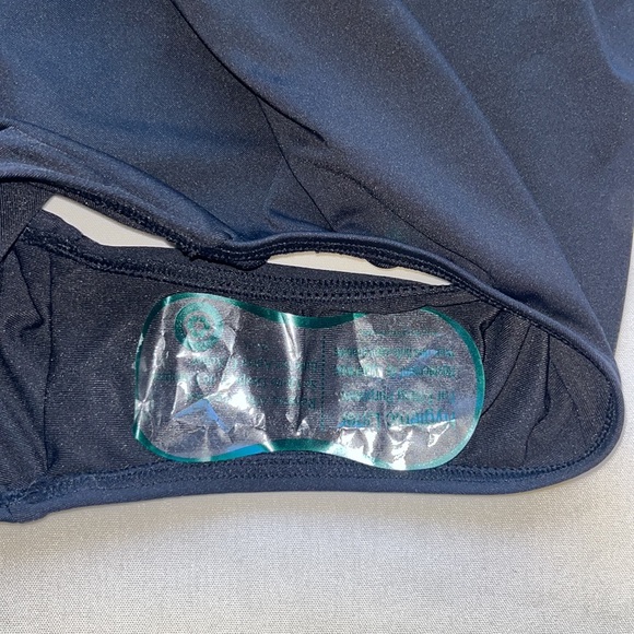 Vince Camuto Logo Ring Cutout
Halter One-Piece Sz 8 - Picture 8 of 9